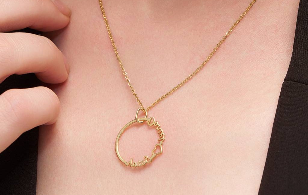 Woman wearing 18K gold vermeil name necklace on neck close up